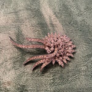 Vintage Beautiful rhinestone classic pin. Looks so very elegant